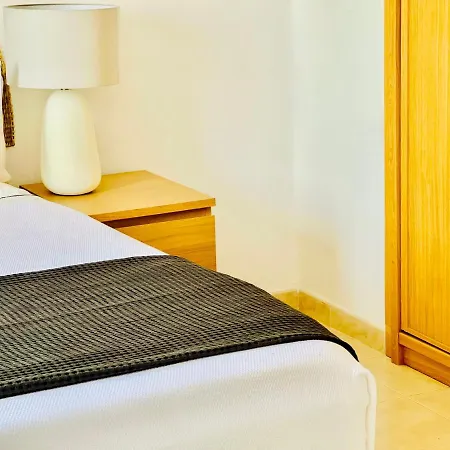 Canaryislandshost L Frontline