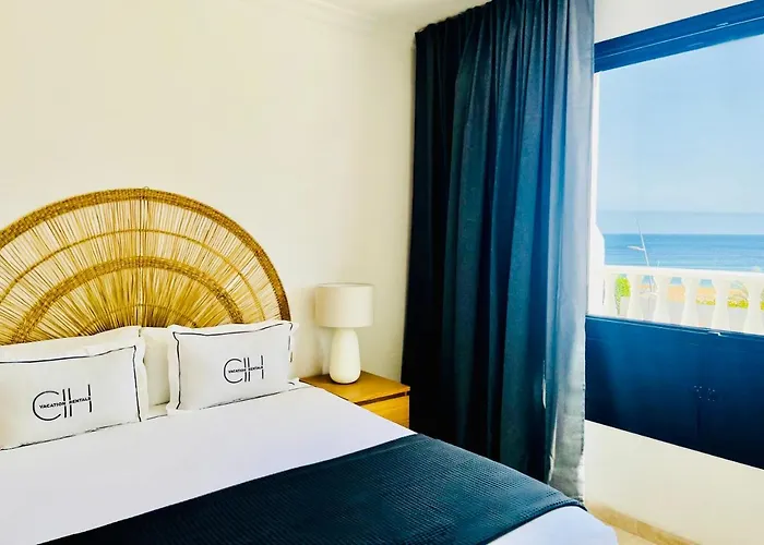 Canaryislandshost L Frontline