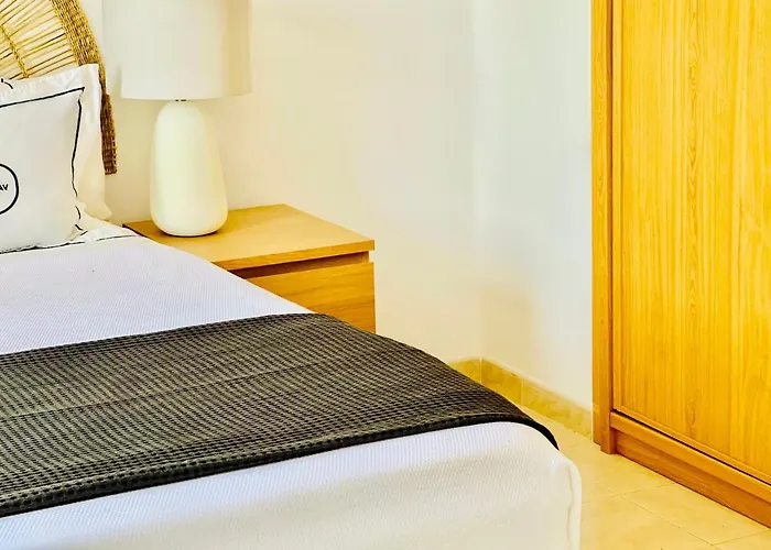 Canaryislandshost L Frontline